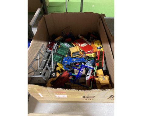 A QUANTITY OF VINTAGE DIE-CAST VEHICLES TO INCLUDE MATCHBOX, CORGI, ETC 