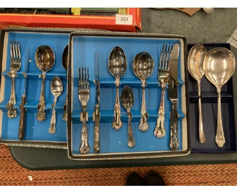 A QUANTITY OF VINTAGE BOXED FLATWARE TO INCLUDE KNIVES, FORKS AND SPOONS PLUS A BOXED SET OF SERVING SPOONS 