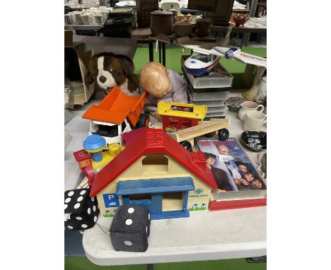 A QUANTITY OF VINTAGE TOYS TO INCLUDE FISHER PRICE, VHS VIDEOS, A DOLL, SOFT TOY, ETC 