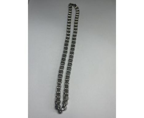 A HEAVY WHITE METAL NECKLACE IN THE FORM OF A BIKE CHAIN 