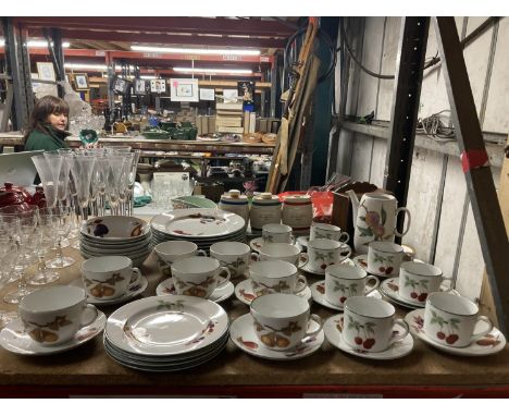 A ROYAL WORCESTER 'EVESHAM VALE' DINNER SERVICE TO INCLUDE DINNER AND SIDE PLATES, BOWLS, CUPS AND SAUCERS PLUS A COFFEE POT 