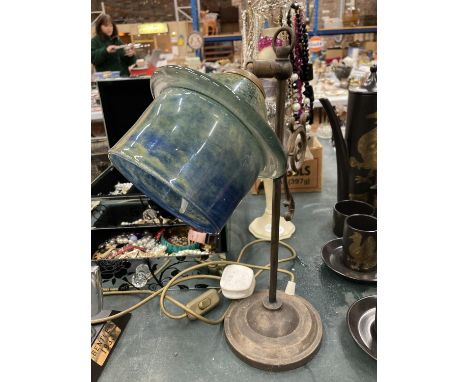 A VINTAGE BRASS TABLE LAMP WITH ADJUSTABLE BLUE/GREEN GLASS SHADE HEIGHT 38CM 