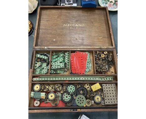 A VINTAGE MECCANO SET NO. 5 IN ORIGINAL WOODEN BOX 