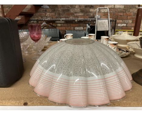 A LARGE VINTAGE STYLE GLASS FLUTED LIGHT SHADE DIAMETER 40CM 