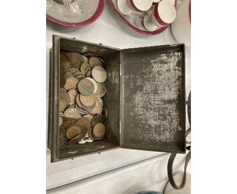 A VINTAGE CASH BOX CONTAINING A QUANTITY OF PRE DECIMAL COINAGE 