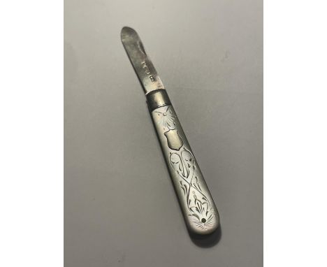 A HALLMARKED SHEFFIELD SILVER FRUIT KNIFE WITH MOTHER OF PEARL HANDLE 