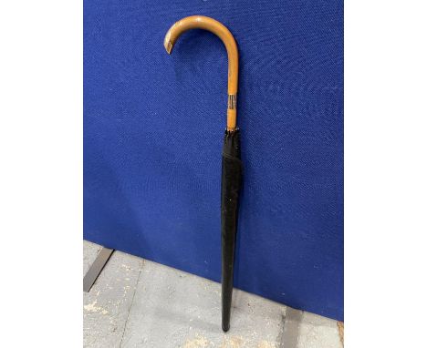 A VINTAGE UMBRELLA WITH 9 CARAT GOLD COLLAR AND HANDLE TIP TURF CLUB ENGRAVING DATED 1904 COMPLETE WITH COVER 