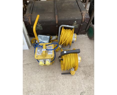 TWO 110V EXTENSION LEADS, A 110V TRANSFORMER AND A 110V WORK LIGHT 