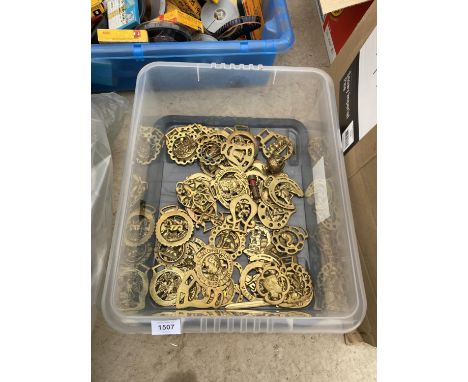 A LARGE ASSORTMENT OF VINTAGE HORSE BRASSES 