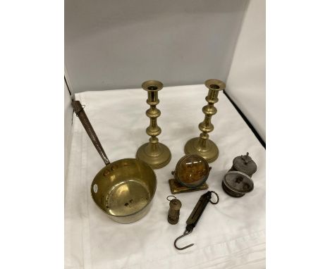 A QUANTITY OF VINTAGE BRASSWARE TO INCLUDE A PAN, A PAIR OF CANDLESTICKS, MINIATURE MINERS LAMP, MANTLE CLOCK, ETC 