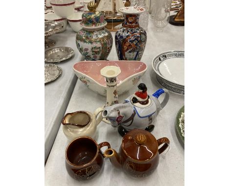 A QUANTITY OF CERAMIC ITEMS TO INCLUDE AN ORIENTAL LIDDED POT AND VASE, WADE 'GYMKHANA' TEAPOT, SYLVAC 'TEATIME' TEAPOT AND C