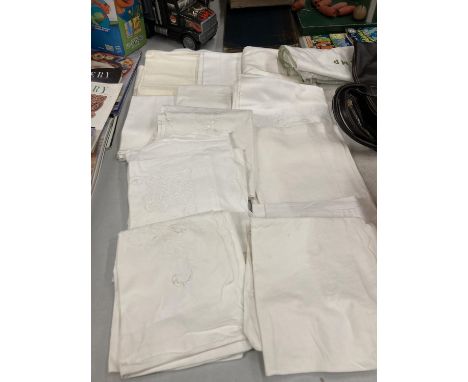 A QUANTITY OF VINTAGE LINEN TO INCLUDE TABLECLOTHS, NAPKINS, ETC 