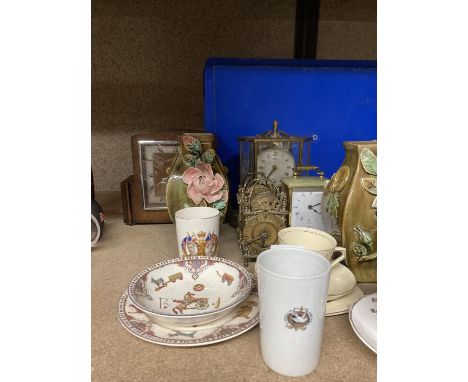 A MIXED LOT TO INCLUDE BRASS LANTERN CLOCKS, VINTAGE MANTLE CLOCKS, VASES, COMMEMORATIVE CUPS, ETC 