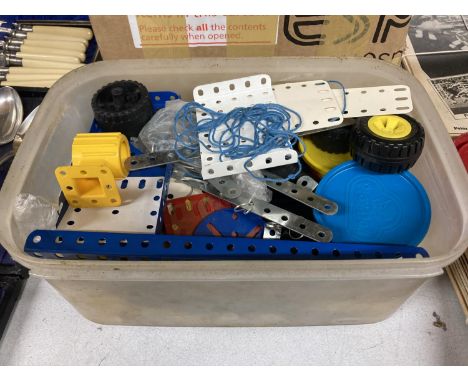 A QUANTITY OF VINTAGE MECCANO PIECES 
