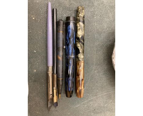 A VINTAGE WATERMAN'S 14 CT GOLD NIBBED FOUNTAIN PEN, DIP FOUNTAIN PENS AND A PROPELLING PENCIL 