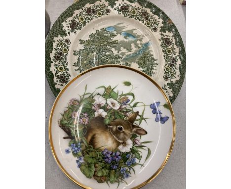 A VINTAGE MINTON FOOTED SERVING PLATE WITH BLACK PATTERNING TO THE EDGES OF MYTHICAL HORSES AND MASKS, CABINET PLATES, ETC 