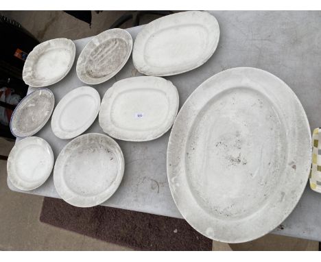 AN ASSORTMENT OF NINE VINTAGE CERAMIC PLATES 