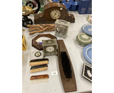A MIXED LOT TO INCLUDE A VINTAGE MAHOGANY CASED MANTLE CLOCK, CARRIAGE CLOCKS, BRUSHES, ETC 