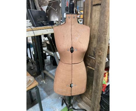 A VINTAGE CHILL DAW ADJUSTABLE DRESSMAKER'S DUMMY 