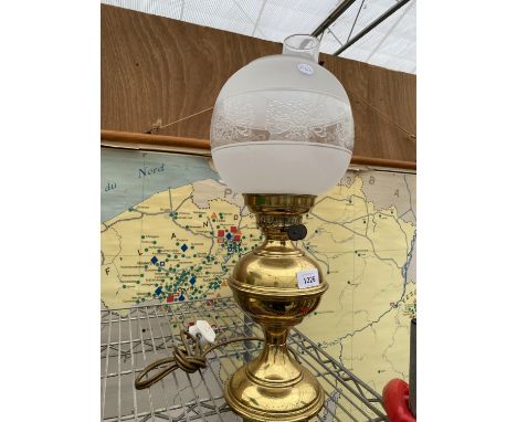 A VINTAGE BRASS OIL LAMP CONVERTED TO ELECTRIC WITH DECORATIVE GLASS SHADE 