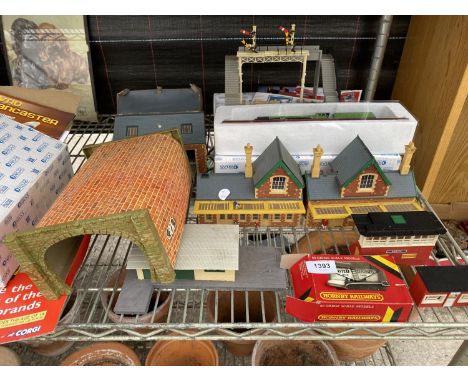 AN ASSORTMENT OF MODEL TRAIN ITEMS TO INCLUDE A HORNBY 00 GAUGE 'UNITED DAIRIES' SCALE MODEL AND RAILWAY BULDINGS ETC 