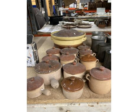 A QUANTITY OF VINTAGE FRENCH STONEWARE TO INCLUDE A LARGE LIDDED POT, SMALL LIDDED PANS, POTS, ETC 
