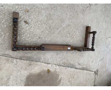 A VINTAGE OAK EXTENDING FIRE FENDER 