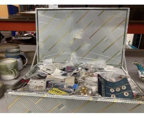 A QUANTITY OF HABERDASHERY ITEMS TO INCLUDE MAINLY VINTAGE BUTTONS 