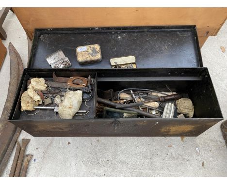 A VINTAGE METAL TOOL CHEST WITH AN ASSORTMENT OF TOOLS TO INCLUDE TAP AND DIES, CALIPERS AND AMP METER ETC 