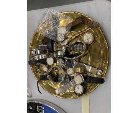 A BRASS TRAY CONTAINING A QUANTITY OF WRISTWATCHES TO INCLUDE TIMEX, MONVAL, LORUS, ETC 