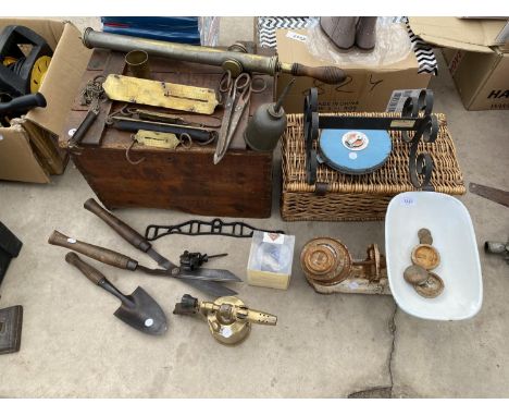 A LARGE ASSORTMENT OF VINTAGE TOOLS TO INCLUDE SCALES AND WEIGHTS, A BLOW TORCH AND OIL CAN ETC 