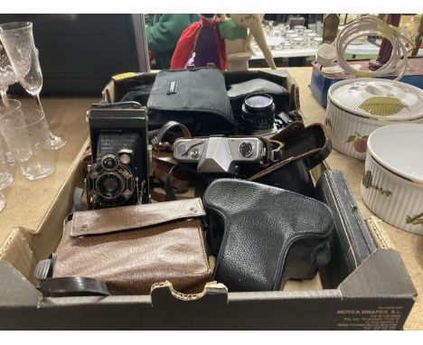 A QUANTITY OF VINTAGE CAMERAS TO INCLUDE A KODAK BELLOWS, FUJICA, KOWA, ETC PLUS CASES 
