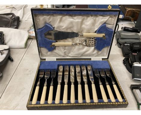 A VINTAGE CASED SET OF KNIVES, FORKS AND SERVING UTENSILS 