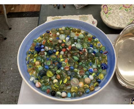 A LARGE BOWL CONTAINING A QUANTITY OF VINTAGE GLASS MARBLES 