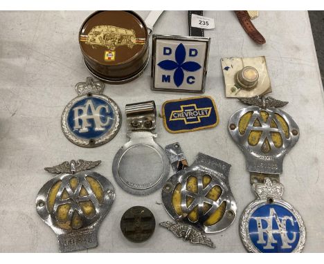 A COLLECTION OF VINTAGE CAR BADGES TO INCLUDE THE AA, RAC, ETC 