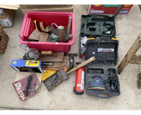 A LARGE ASSORTMENT OF TOOLS TO INCLUDE A WOOD PLANE, WORK LAMPS AND SAWS ETC 