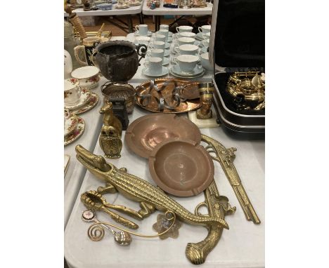A COLLECTION OF COPPER AND BRASS ITEMS TO INCLUDE A LARGE CROCODILE NUT CRACKER, BRASS ANIMALS, COPPER BOWLS, TRAY, BOWLS, ET