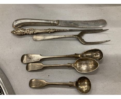 A BAG OF VINTAGE FLATWARE ITEMS TO INCLUDE SOME SILVER 