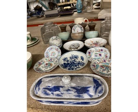 A MIXED LOT OF CERAMICS TO INCLUDE PRINKNASH POTTERY BOWLS, PIN DISHES, ORIENTAL PAINTED MINIATURE PLATES, VINTAGE WOODEN SAL
