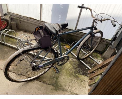 A VINTAGE GENTS RALEIGH BIKE 