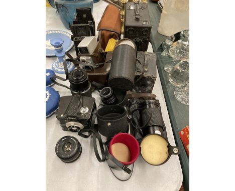 A COLLECTION OF VINTAGE CAMERAS TO INCLUDE AN ILFORD ENVOY, BOX BROWNIE, HALINA VICEROY, LUBITEL 2, ETC 