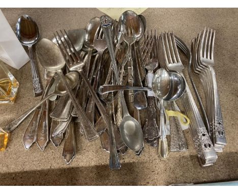 A QUANTITY OF VINTAGE FLATWARE TO INCLUDE KNIVES, FORKS, SPOONS, ETC 