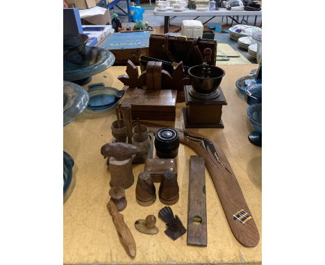 A QUANTITY OF TREEN TO INCLUDE BOXES A COFFEE GRINDER, BOOK ENDS, A BOOMERANG, BIRDS, ETC PLUS TWO VINTAGE LEATHER HANDBAGS, 