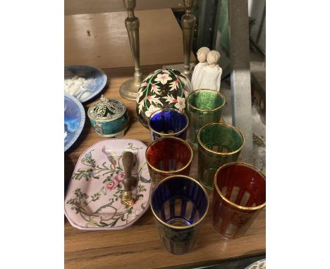 A MIXED LOT TO INCLUDE VINTAGE COLOURED TUMBLERS, A VINTAGE ORIENTAL INSENCE BURNER, CANDLESTICKS, WILLOW TREE FIGURE, ETC 