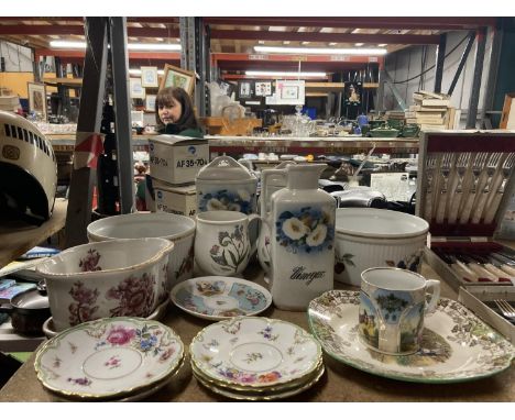 A QUANTITY OF CERAMICS TO INCLUDE ROYAL WORCESTER 'EVESHAM' SERVING BOWLS, PORTMERION 'BOTANIC GARDEN' MUGS, COPELAND SPODE P