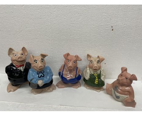 A SET OF FIVE WADE NAT WEST PIGS 