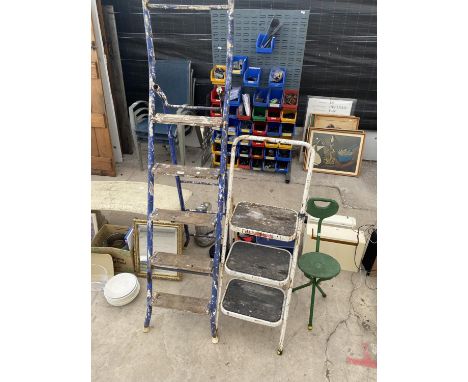 TWO SETS OF METAL STEP LADDERS TO INCLUDE FIVE RUNG AND A THREE RUNG SET ALONG WITH A FOLDING GARDEN CHAIR 