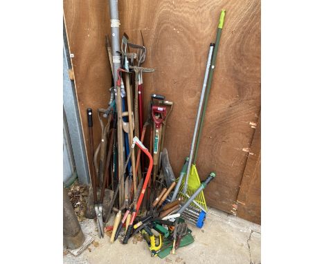A LARGE QUANTITY OF GARDEN TOOLS TO INCLUDE SHEARS, FORKS AND SHOVELS ETC 