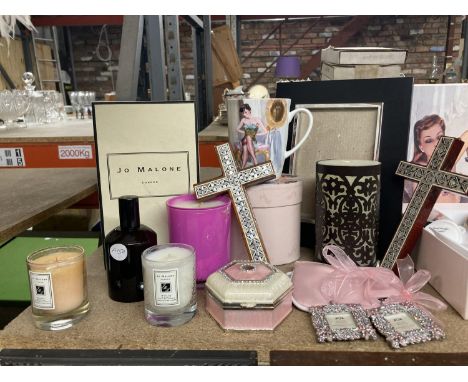 A MIXED LOT TO INCLUDE A BOXED SET OF 'DAVID WRIGHT'S LOVELIES' COFFEE CUPS AND SAUCERS, JO MALONE CANDLES, HALYCON DAYS BOXE