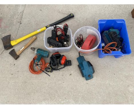 A COLLECTION OF ELECTRICAL TOOLS TO INCLUDE BLACK AND DECKER DRILLS, SANDERS AND TWO AXES 